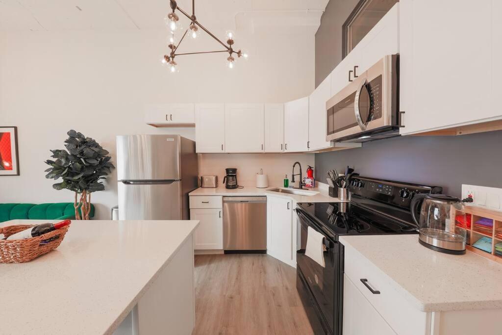 Spacious 5br Luxury Perfect For Groups With Gym Access And Optional Parking Near Mccormick Place, Grant Park And Soldier Field *