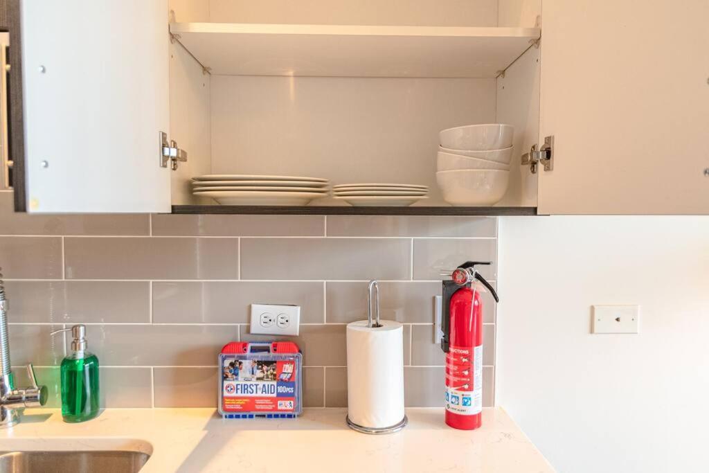 Mccormick 3br-2ba Family Unit For Up To 8 Guests With Optional Parking And Gym Access Apartment Chicago