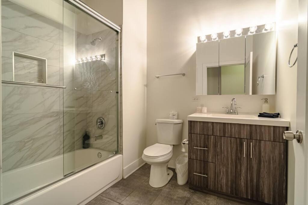 Mccormick 3br-2ba Family Unit For Up To 8 Guests With Optional Parking And Gym Access Chicago