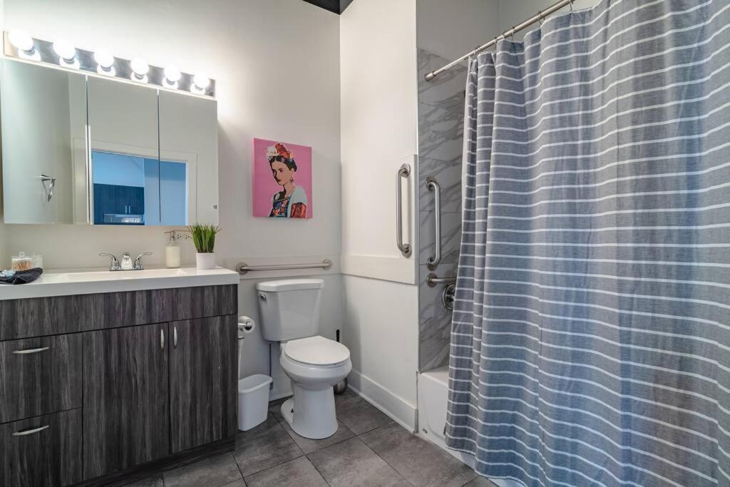 2br South Loop Location With Optional Parking & Gym Access Near Mccormick Place, Shedd Aquarium & Navy Pier *