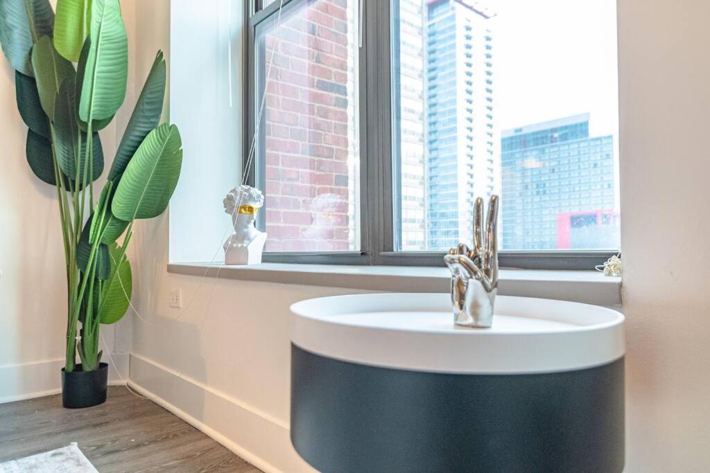 2br South Loop Location With Optional Parking & Gym Access Near Mccormick Place, Shedd Aquarium & Navy Pier * Chicago