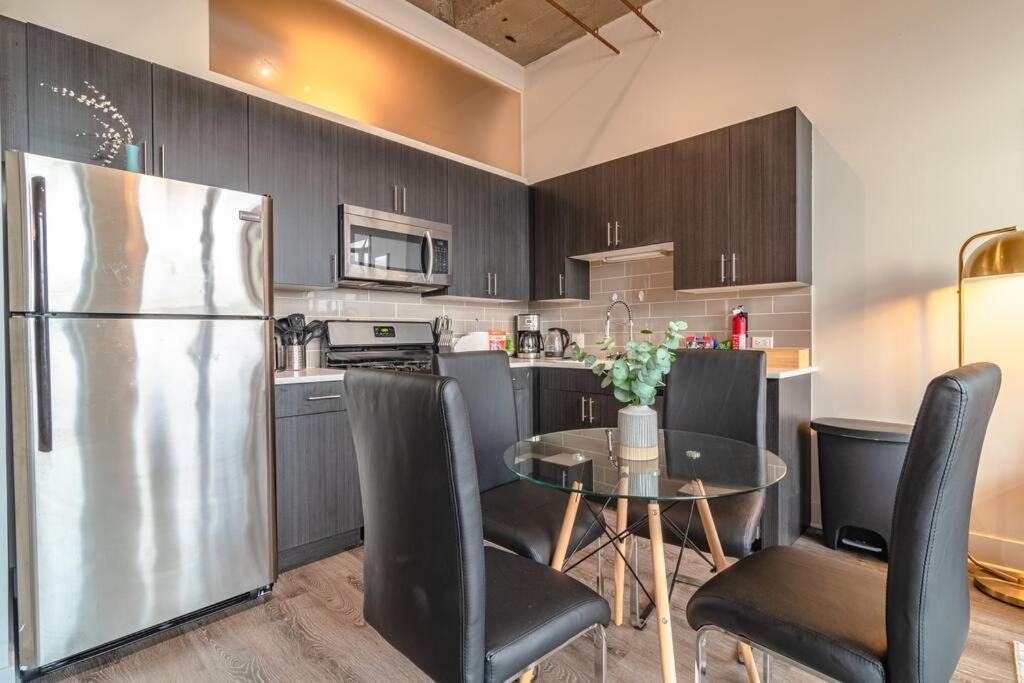 Apartment 2br South Loop Location With Optional Parking & Gym Access Near Mccormick Place, Shedd Aquarium & Navy Pier