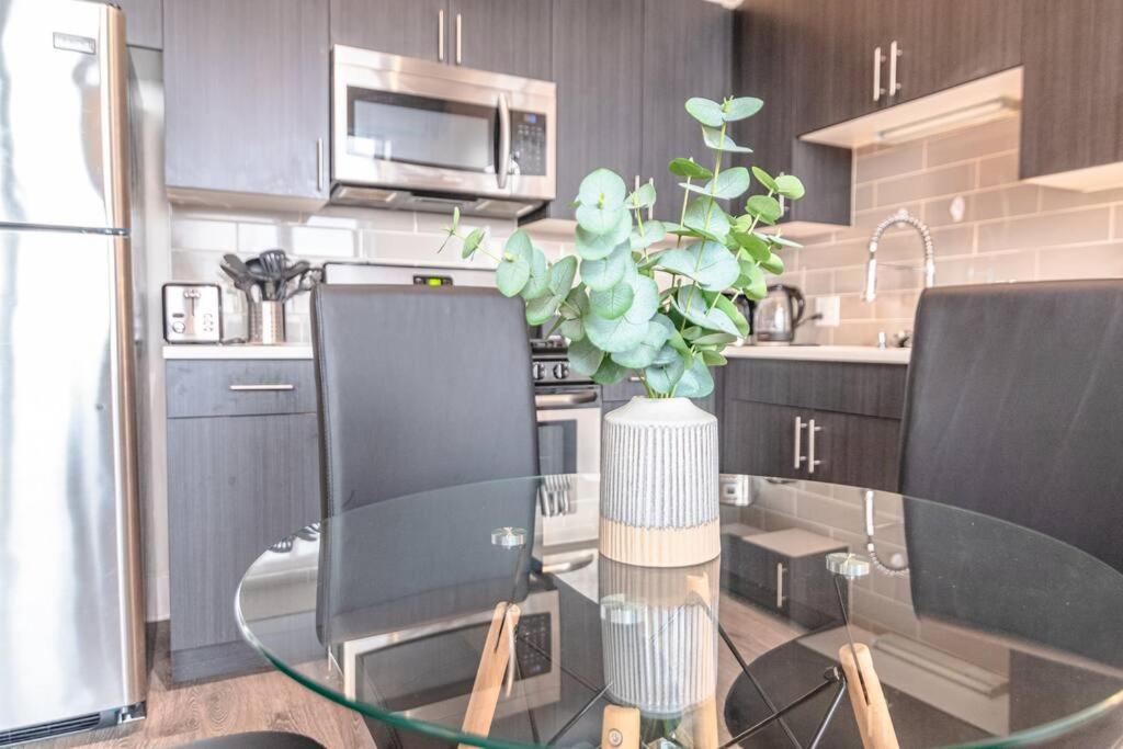 Apartment 2br South Loop Location With Optional Parking & Gym Access Near Mccormick Place, Shedd Aquarium & Navy Pier *