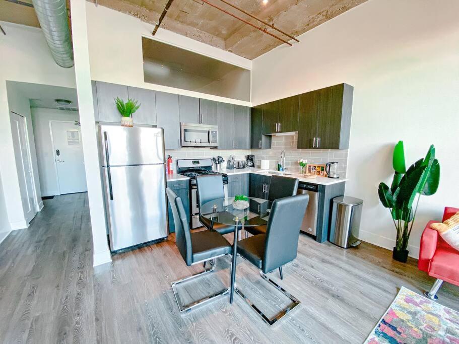 Modern And Bright 2br On Michigan Ave With Optional Parking And Gym Access Near Soldier Field & Grant Park Apartment *