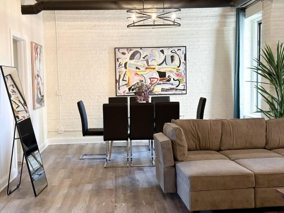 Family And Group Friendly 5br Spacious Unit With Pool Table And Optional Parking Near Mccormick Place And Soldier Field Apartment *
