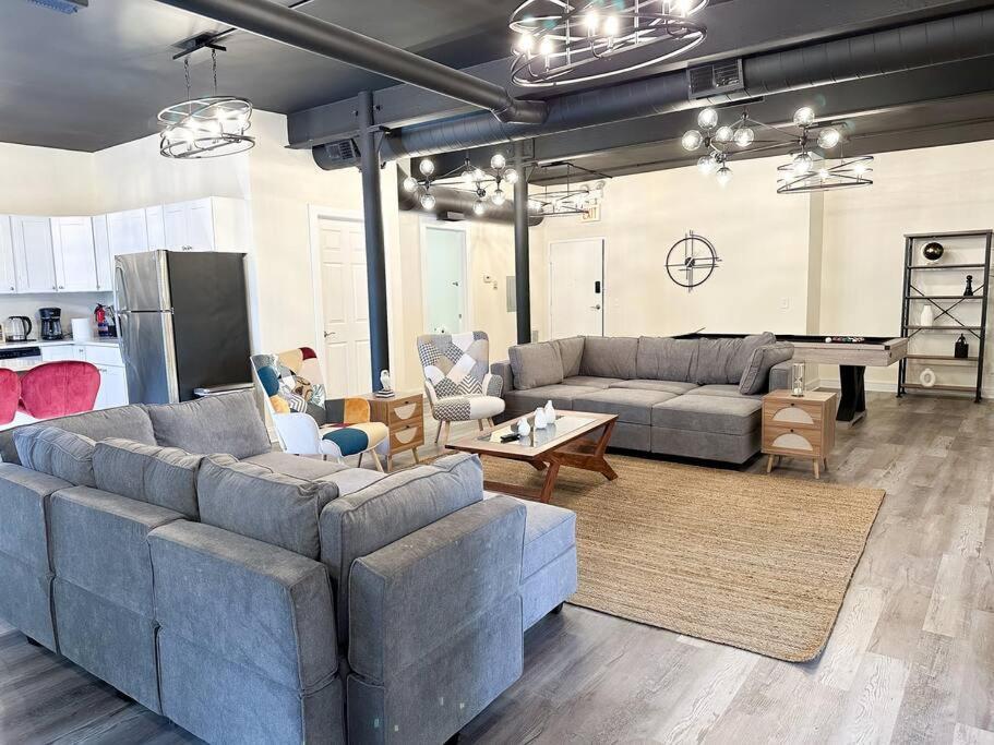 Family And Group Friendly 5br Spacious Unit With Pool Table And Optional Parking Near Mccormick Place And Soldier Field Apartment