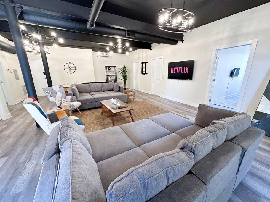 Family And Group Friendly 5br Spacious Unit With Pool Table And Optional Parking Near Mccormick Place And Soldier Field Apartment *