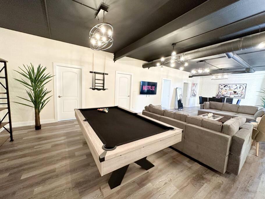 Apartment Family And Group Friendly 5br Spacious Unit With Pool Table And Optional Parking Near Mccormick Place And Soldier Field Chicago