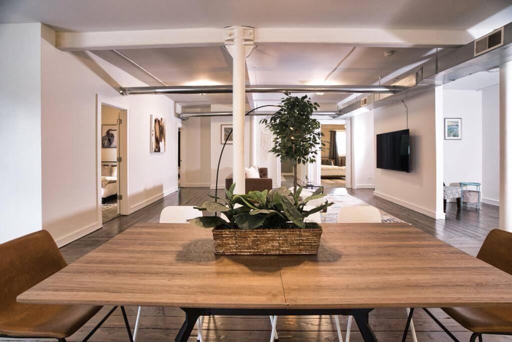 Apartment Huge 4br Downtown Retreat Good For Groups Sleeps 10 Near Mccormick Place And Field Museum Chicago