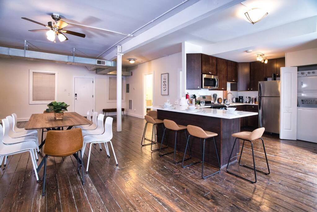 Huge 4br Downtown Retreat Good For Groups Sleeps 10 Near Mccormick Place And Field Museum Apartment Chicago