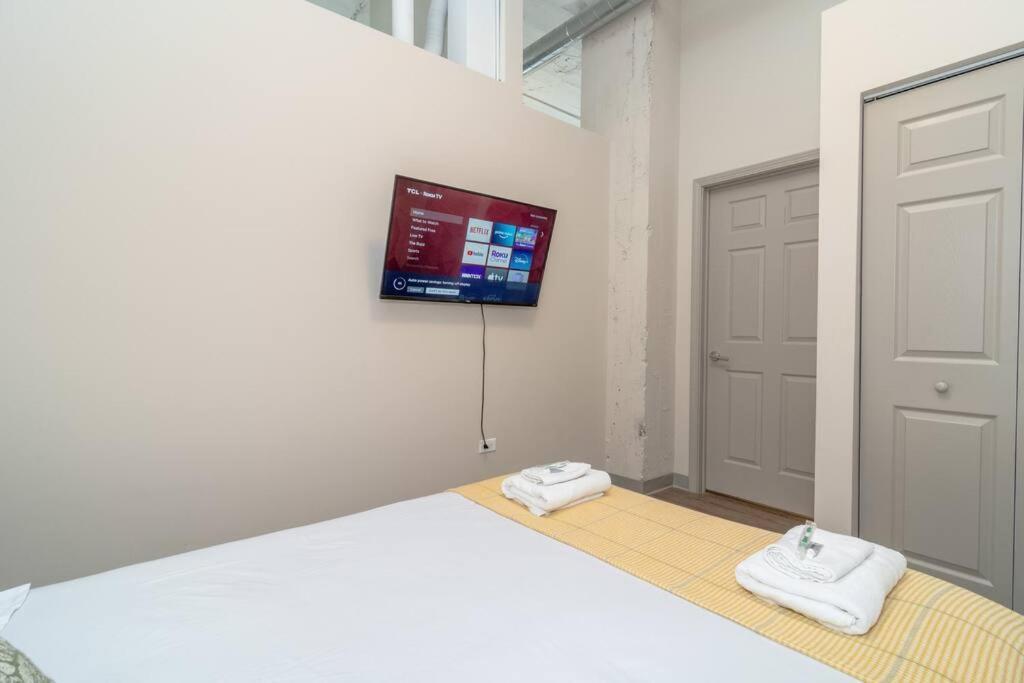 Modern 2br South Loop Gem Near Mccormick Place, Navy Pier, Adler Planetarium & Columbia College Chicago