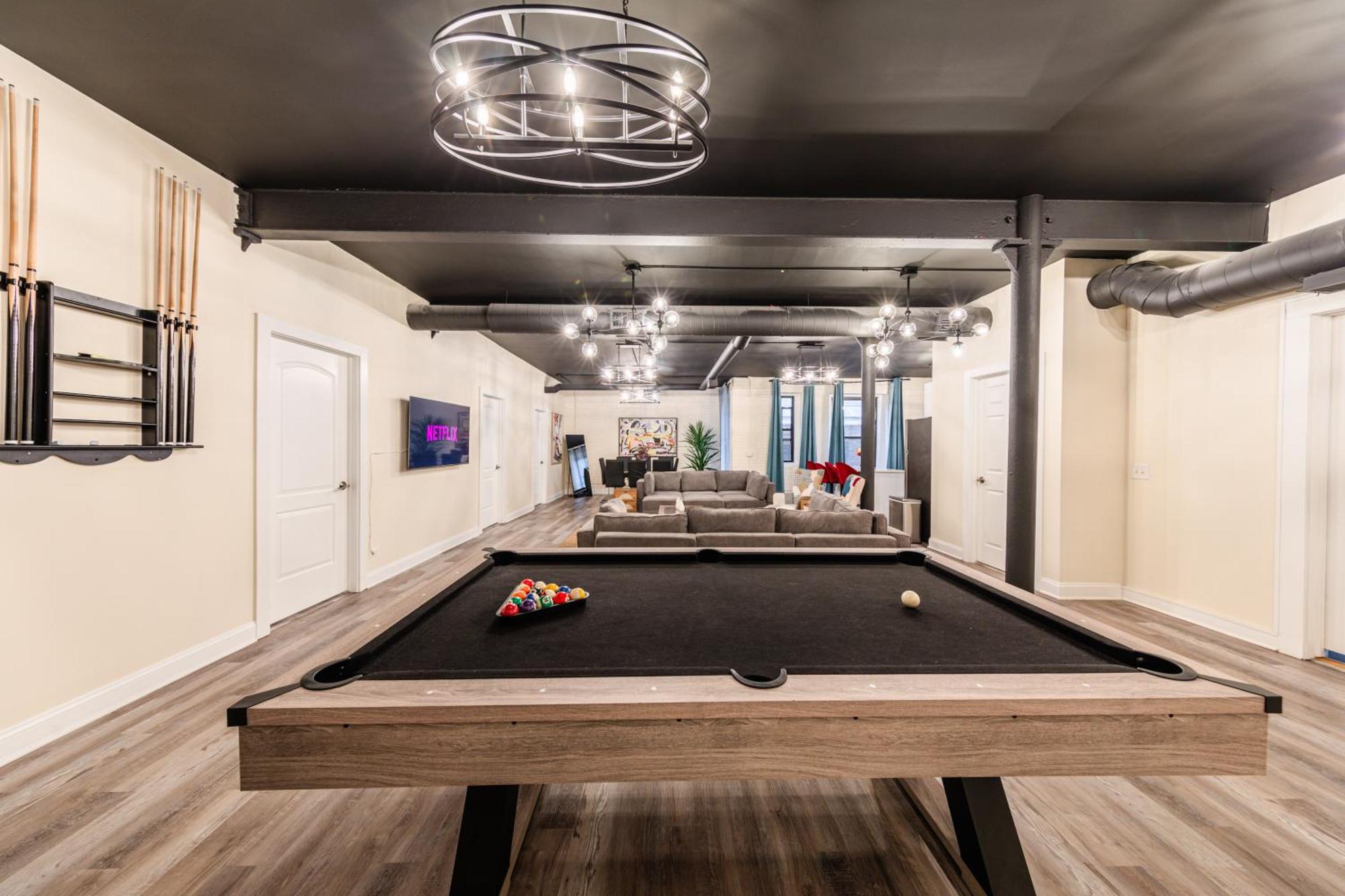 Apartment Family And Group Friendly 5br Spacious Unit With Pool Table And Optional Parking Near Mccormick Place And Soldier Field *