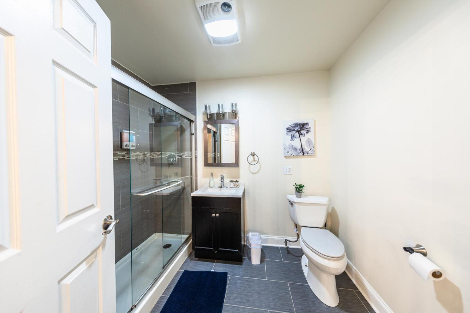 Family And Group Friendly 5br Spacious Unit With Pool Table And Optional Parking Near Mccormick Place And Soldier Field Apartment