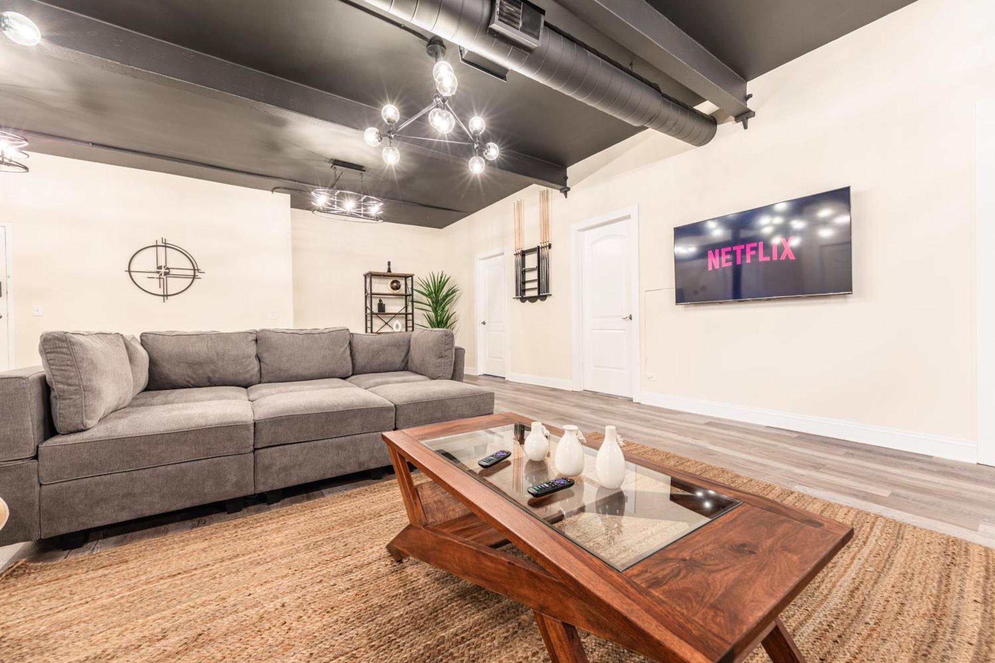 Family And Group Friendly 5br Spacious Unit With Pool Table And Optional Parking Near Mccormick Place And Soldier Field Apartment