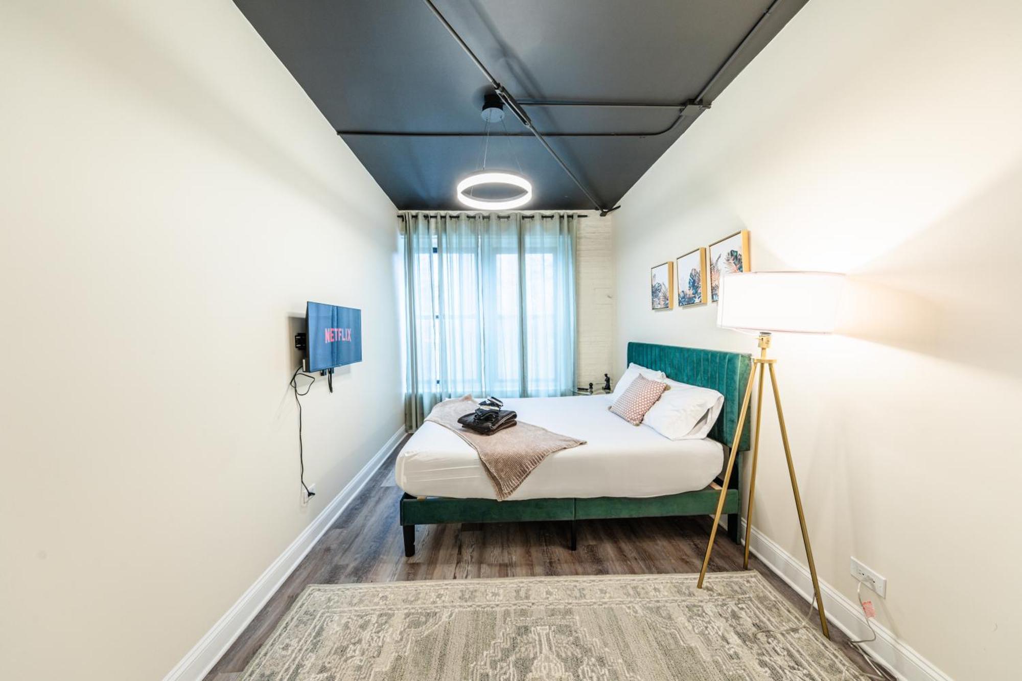 Family And Group Friendly 5br Spacious Unit With Pool Table And Optional Parking Near Mccormick Place And Soldier Field Apartment *