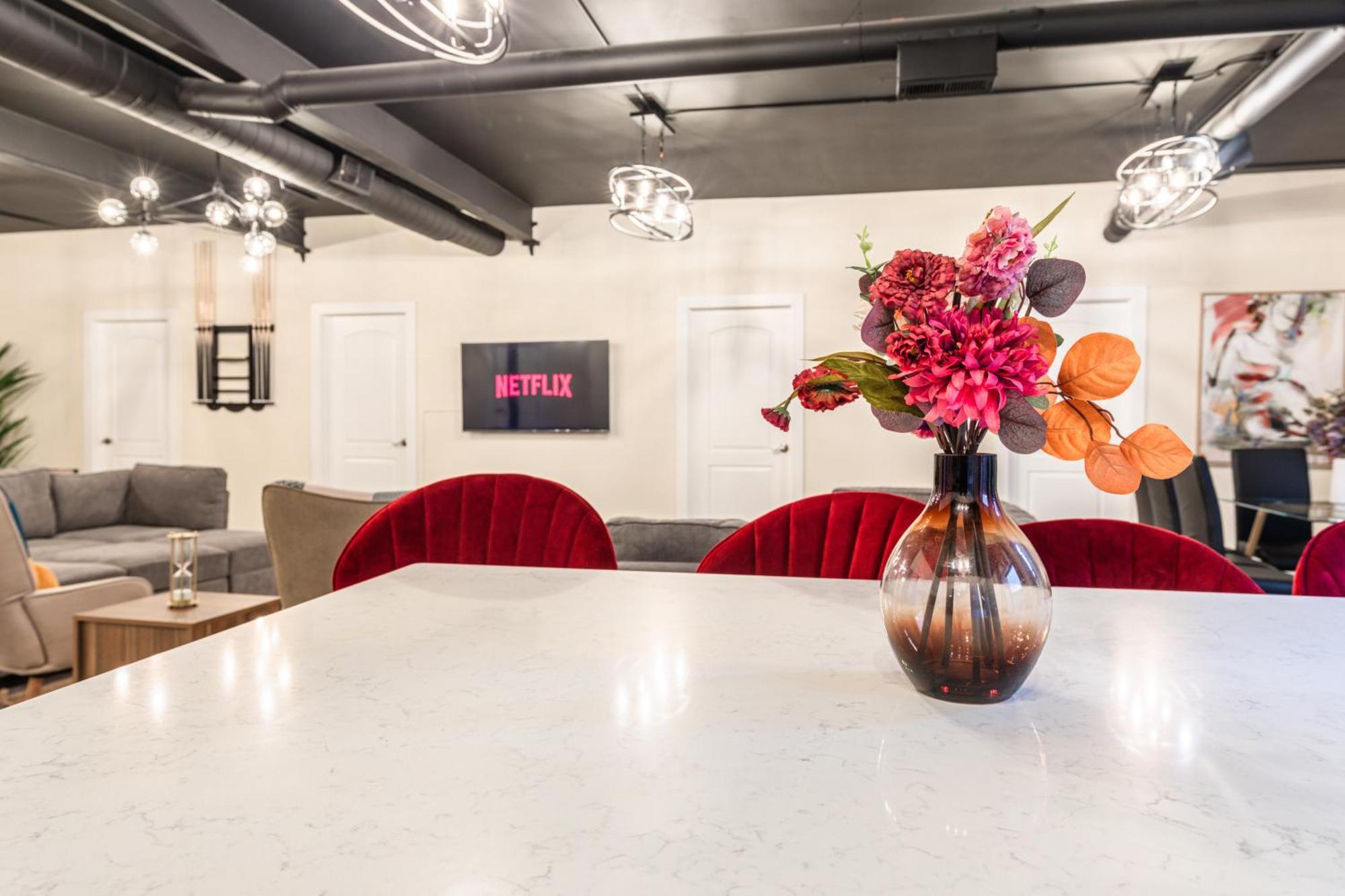 Family And Group Friendly 5br Spacious Unit With Pool Table And Optional Parking Near Mccormick Place And Soldier Field Apartment *