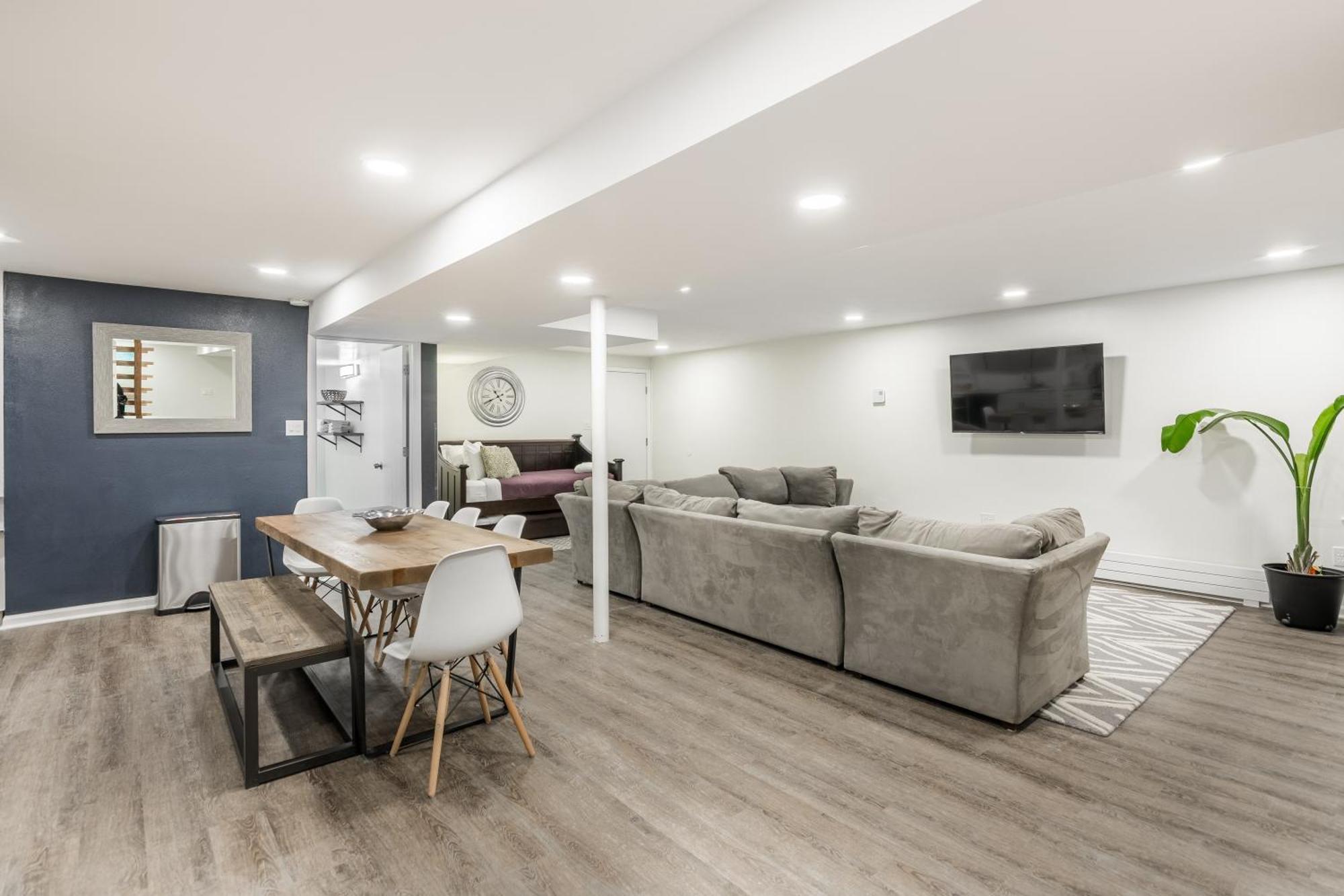 Adults Only - Walk To The United Center! Modern Touches Surround - Check Out The Open Staircase! Apts Chicago