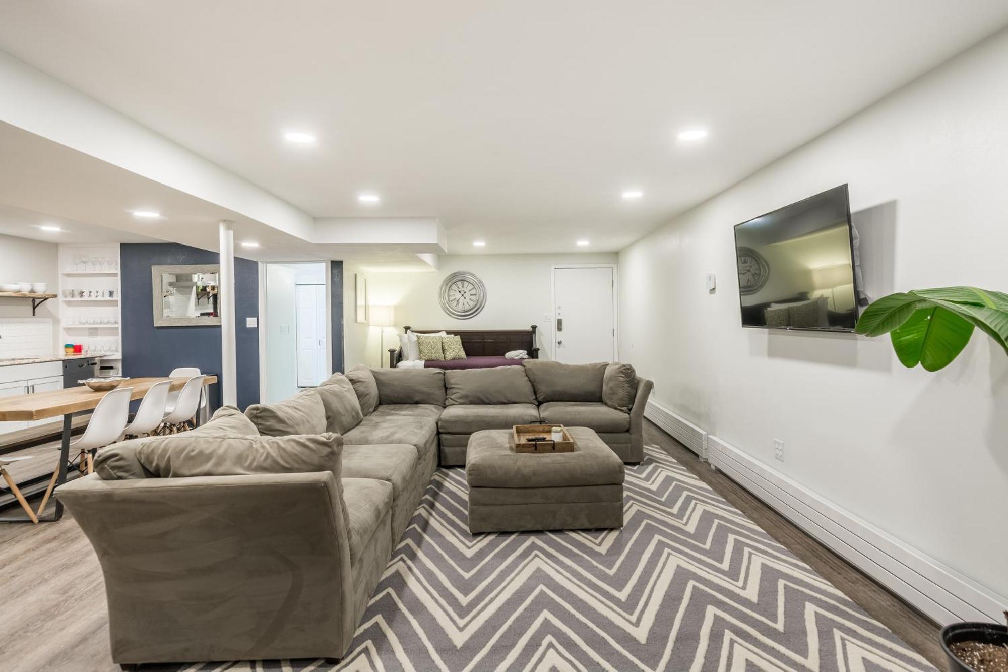 Adults Only - Walk To The United Center! Modern Touches Surround - Check Out The Open Staircase! Apts Apartment Chicago