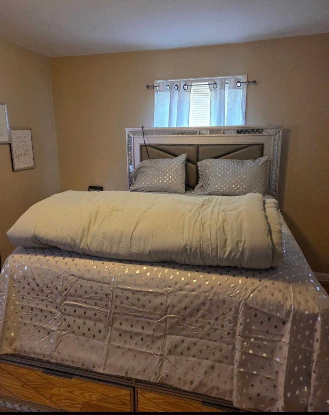 A Cozy Escape Spacious 3-bedroom With Bonus Area Apartment