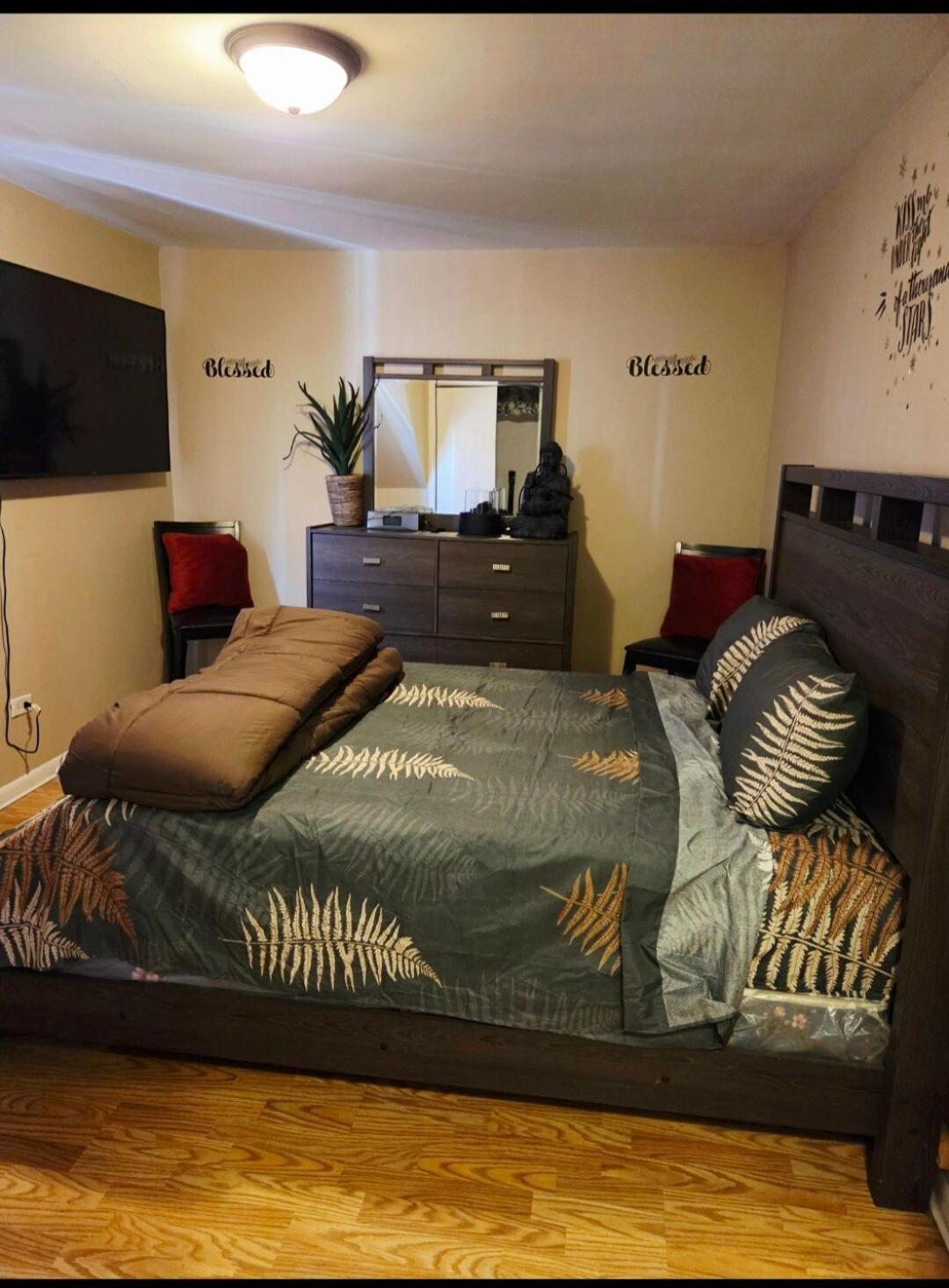 A Cozy Escape Spacious 3-bedroom With Bonus Area Apartment Chicago