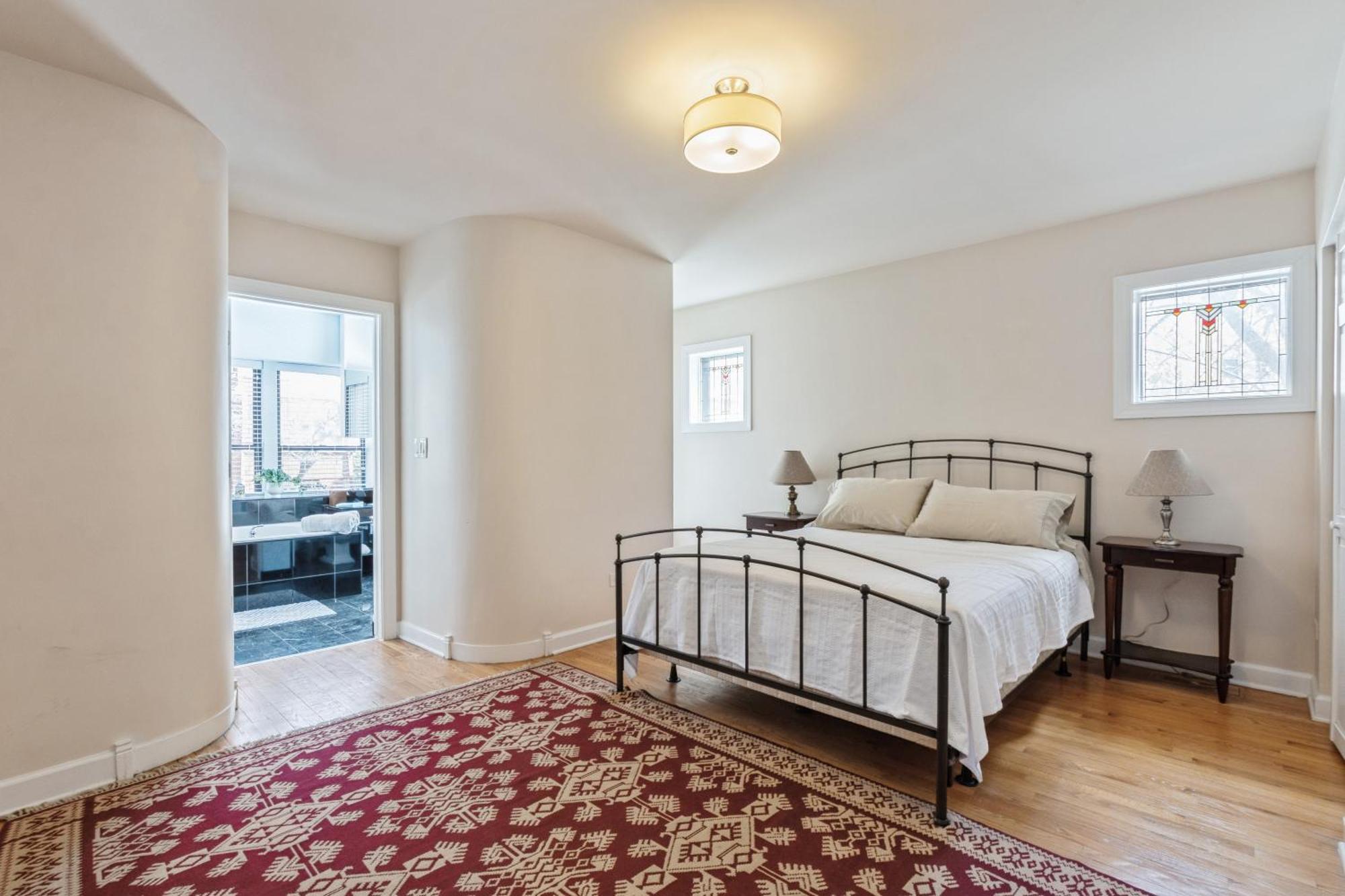 Apartment Wrigleyville Away From Home! 5 Mins From Downtown! Steps From Lake!! Cozy! *