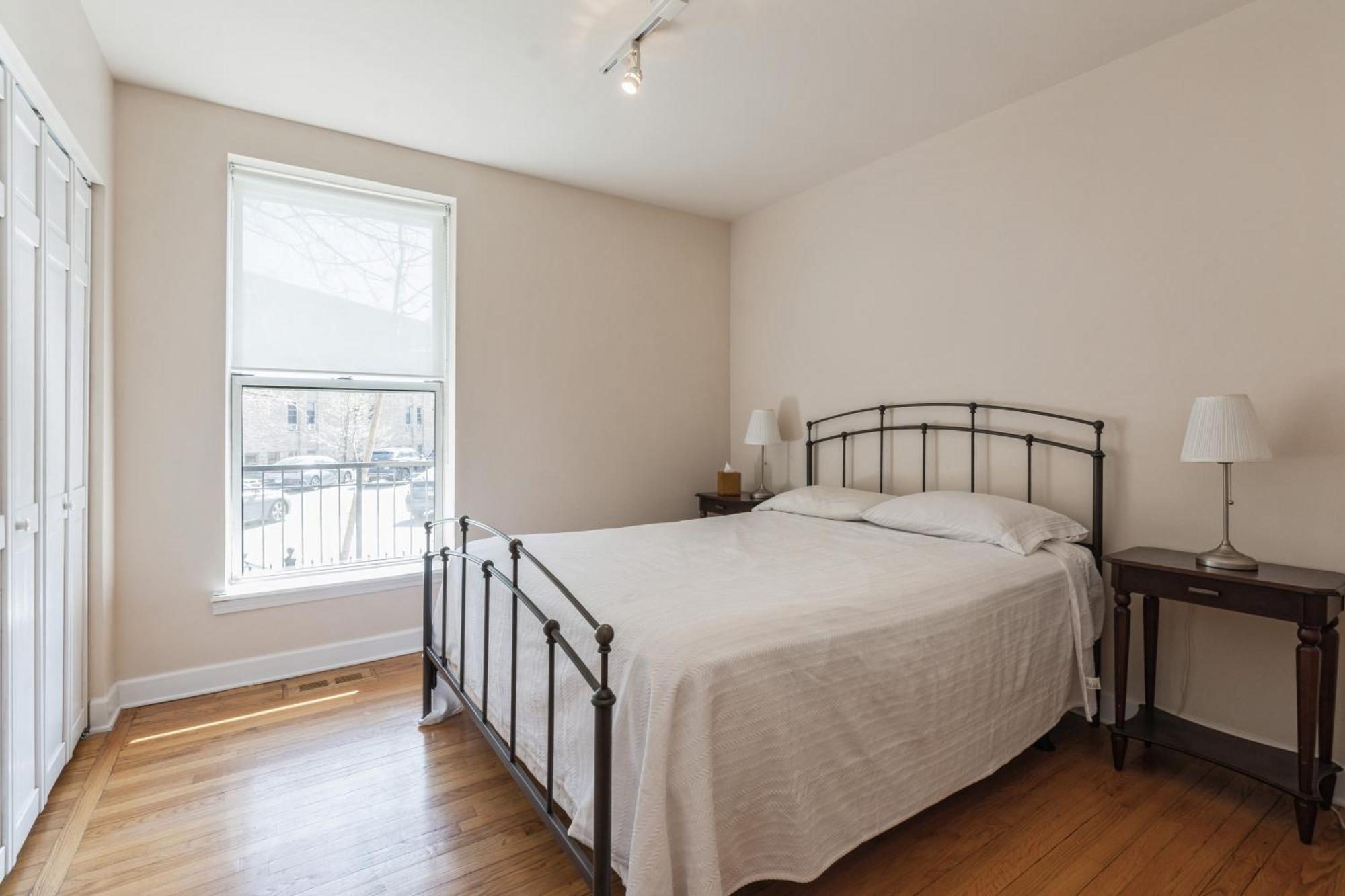 Apartment Wrigleyville Away From Home! 5 Mins From Downtown! Steps From Lake!! Cozy!